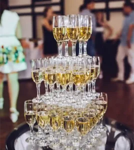 Что такое пирамида из шампанского и как её делают