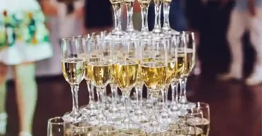 Что такое пирамида из шампанского и как её делают